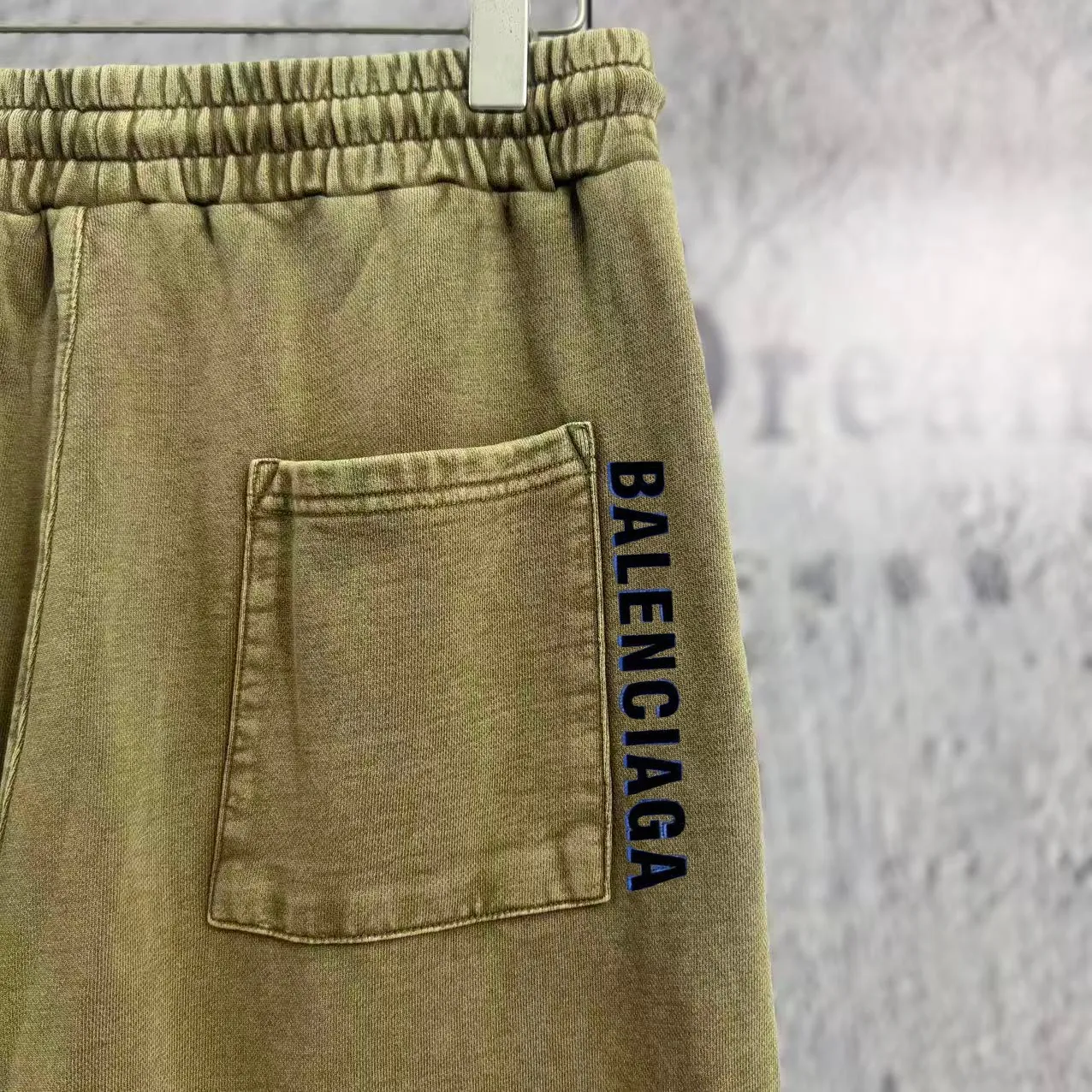 "𝙉𝙚𝙬⚜️Balenciaga" 2026 Autumn and Winter New Arrival sweatpants 360g 100% cotton distressed fried snowflakes, suede laminated print, wide-leg trousers Color: Black Blue green coffee, Sizes: S M L XL XXL Buy now👉 Buy now👉 Buy now👉